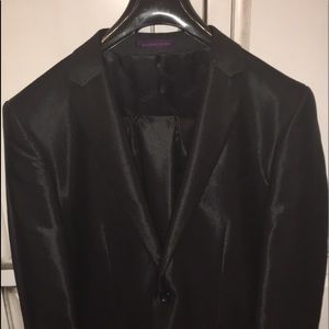 Vinci shiny black suit.